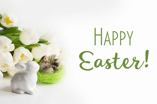 Koncepcja Wielkanoc. Białe tulipany, gniazdo, jaja na białym. — Zdjęcie stockowe