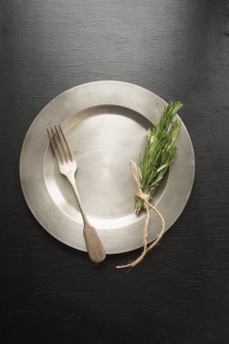 Vintage tablo yer ayarını siyah rosemary ile. Üstten Görünüm. Kavram. Minimalizm