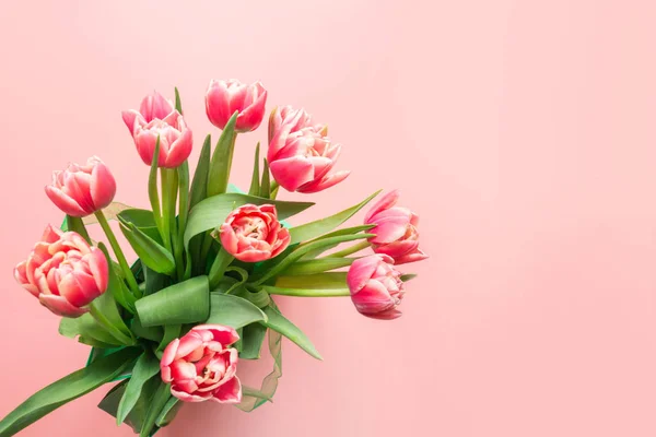 Ramo de tulipán rojo sobre rosa. Patrón floral. Espacio para texto . — Foto de Stock