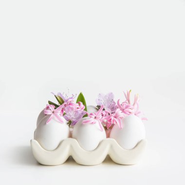 Organik beyaz tavuk yumurta porselen kutusunda çiçekli. Paskalya