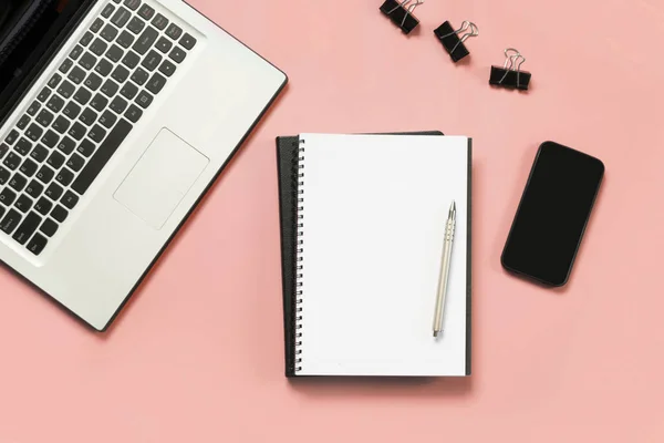 Lugar de trabajo con portátil abierto, blanco y negro accesorio en rosa. Vista superior y espacio de copia . —  Fotos de Stock