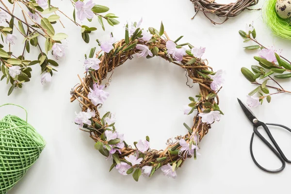 Ghirlanda di primavera con fiori. Posa piatta creativa. Vista dall'alto . — Foto Stock