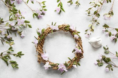 Çiçekli bahar çelenk. Yaratıcı düz yatıyordu. Yukarıdan görüntülemek.