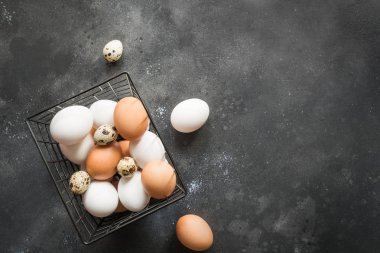 Organik beyaz ve kahverengi tavuk yumurtası kutusunda. Üstten Görünüm. Vintage karanlık.