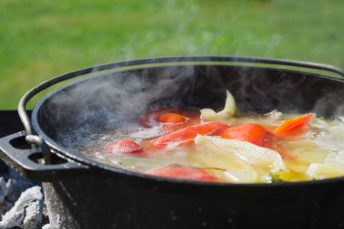 Demir döküm kazan açık Shurpa çorba. Gıda zammı için.