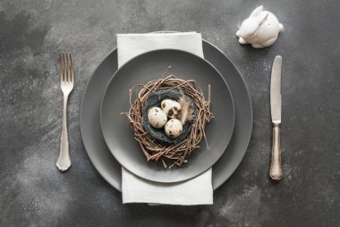 Paskalya Tablo ayarı dekor kara günü olarak nest yumurta. Üstten Görünüm.
