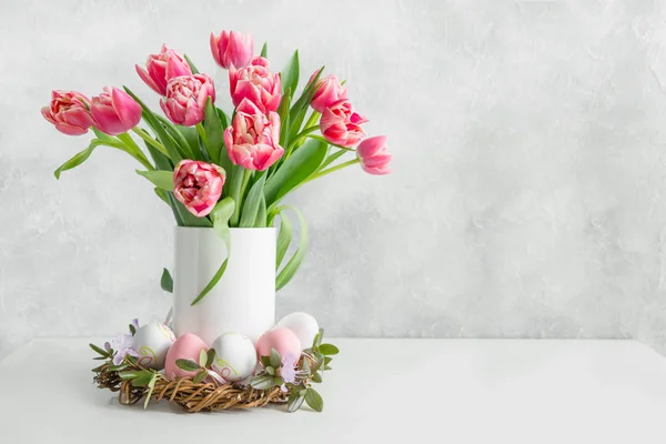 白いヴィンテージのテーブルの上に花瓶の赤いチューリップの花束. — ストック写真