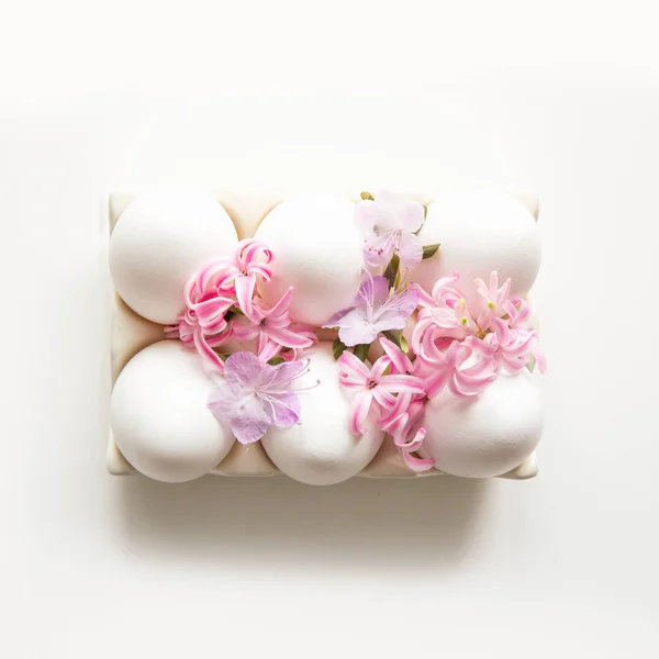 Huevos blancos orgánicos con flores. Semana Santa. Primavera . —  Fotos de Stock