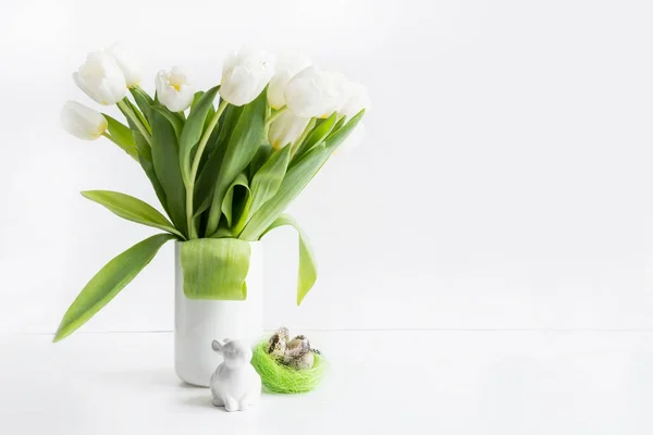 Páscoa. tulipas brancas em vaso, coelho e ovos em branco . — Fotografia de Stock