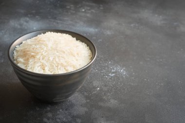 Siyah arka plan üzerine kase haşlanmış pirinç. Kopya alanı.