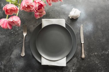 Lale ile Paskalya Tablo ayarı olarak dekor kara günü. Üstten Görünüm.