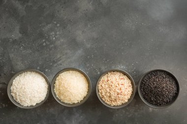 Pirinç farklı çeşitleri. Siyah pirinç kase siyah. Üstten Görünüm.