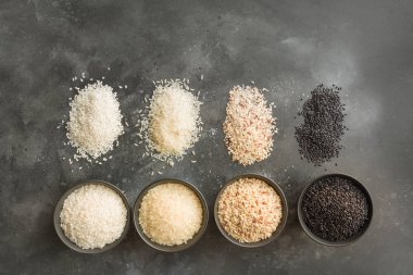 Pirinç farklı çeşitleri. Siyah pirinç kase siyah. Üstten Görünüm.