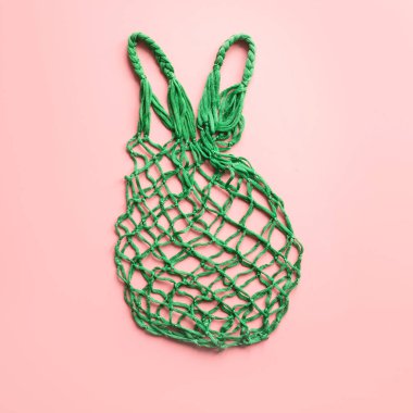 Pembe boş alışveriş çantası. Sıfır atık kavramı. Metin alanı.