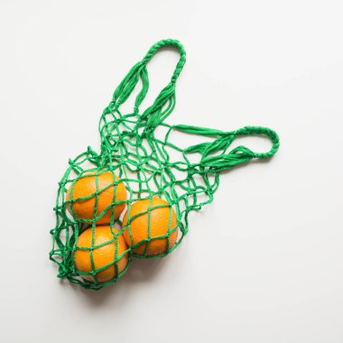 Portakal ile alışveriş çantası. Sıfır atık kavramı. Metin alanı.