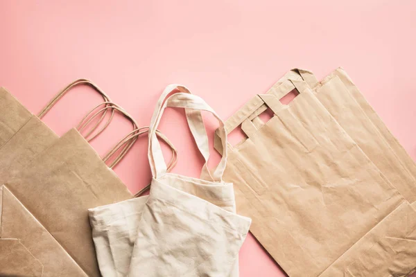 Bolsas de papel para la compra de cero residuos en rosa . — Foto de Stock