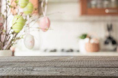 Paskalya. Bulanık mutfak ve ahşap masa için alan ile ürün görüntülemek için.