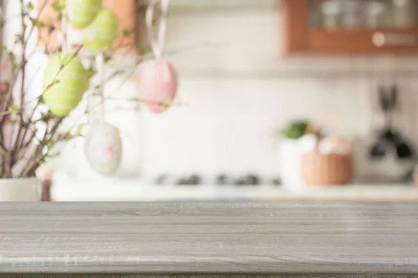 Пасха. Размытая кухня и деревянный стол с местом для отображения вашего продукта . — стоковое фото