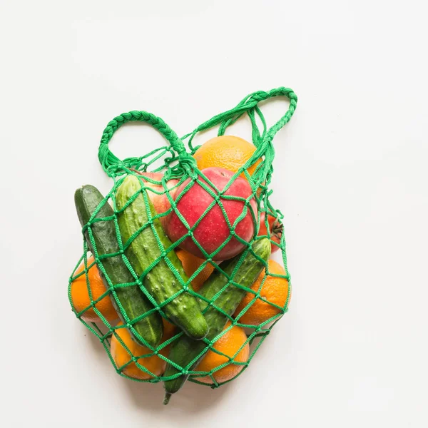 Cero residuos. Bolso textil verde con naranja fresca y verduras. Espacio para texto . — Foto de Stock