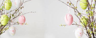 Çerçeve olarak renkli yumurta ile Paskalya ağacı dalları.