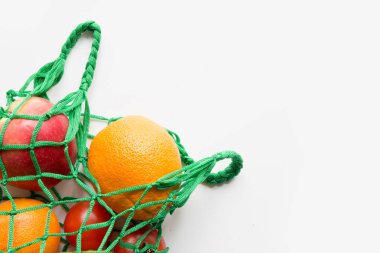 Sıfır atık. Taze turuncu ve sebze ile yeşil alışveriş Tekstil çantası. Metin alanı.
