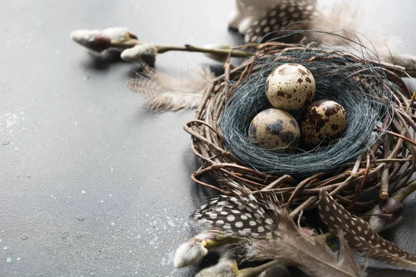 ウズラのビンテージ テーブルに巣と春の柳でイースターの卵. — ストック写真