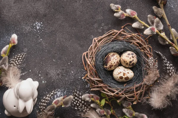 ウズラのビンテージ テーブルの巣、バニーと春の柳でイースターの卵. — ストック写真