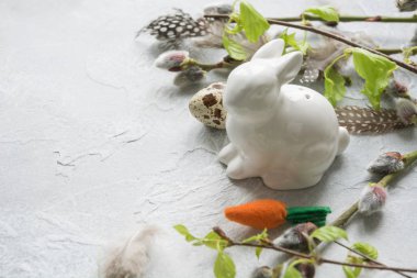 Paskalya tavşanı ve bahar masaya söğüt. Metin için yer.