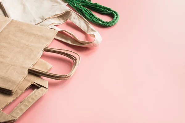 Bolsas de papel para la compra de cero residuos en rosa . — Foto de Stock