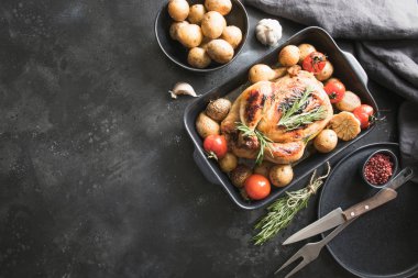 Patates ile kavrulmuş tavuk, siyah sekmesinde soslar ile domates