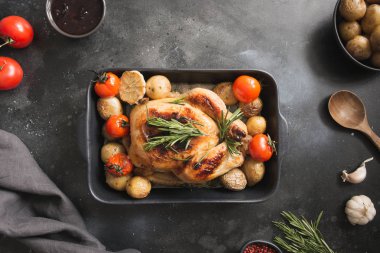 Patates ile kavrulmuş tavuk, siyah Vintage masada domates. Yukarıdan görüntüle.