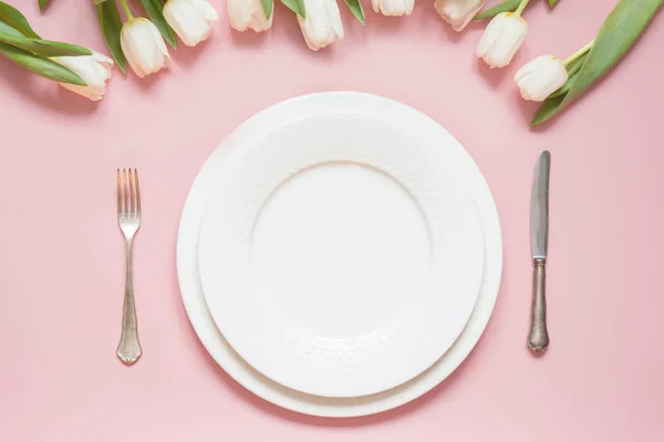 Configuração de mesa elegante com tulipa branca na mesa rosa. Jantar romântico primavera . — Fotografia de Stock