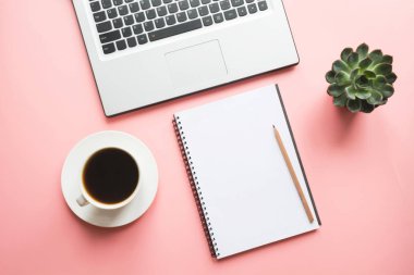 Açık laptop, planlama ve kahve. Üstten Görünüm kopya alanı ile. Office iş kavramı. Çalışma süreci.