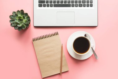 Açık laptop, planlama ve kahve. Üstten Görünüm kopya alanı ile. Office iş kavramı. Çalışma süreci.