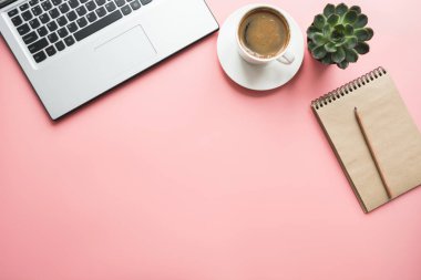Açık laptop, planlama ve kahve. Üstten Görünüm kopya alanı ile. Office iş kavramı. Çalışma süreci.
