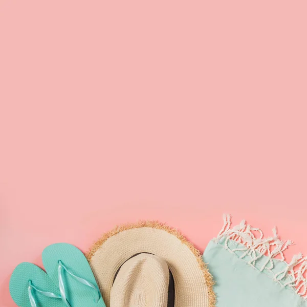 A strand női ruhában. Szalma széles karimájú kalap és strand skörök a punchy rózsaszín hely a szöveg. Nyári koncepció. — Stock Fotó