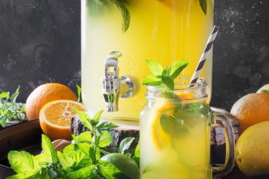 Siyah üzerinde garnitür ile Mason kavanoz Mojito kokteyl.