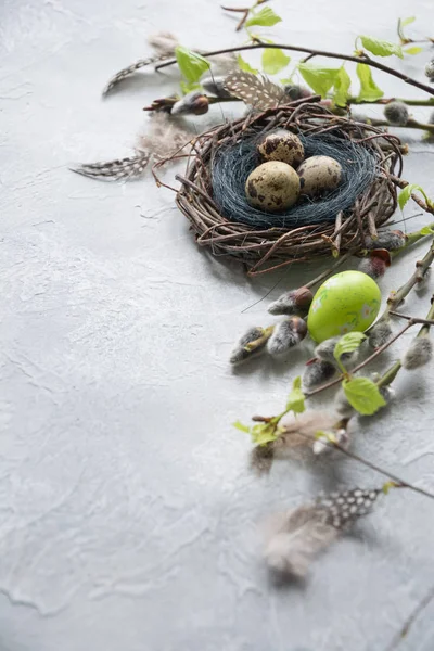 Ovos de Páscoa de codorna em ninho e salgueiro de primavera na mesa vintage . — Fotografia de Stock