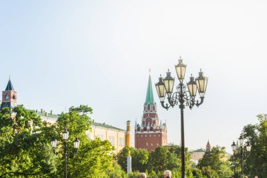 Moskova, Rusya - Eylül 23.09.2017, Moskova Manezhnaya Meydanı'nda yürüyüş için güneşli bir gün.