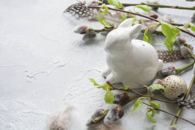 Paskalya tavşanı ve bahar masaya söğüt. Metin için yer.