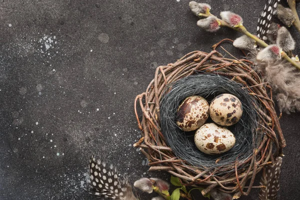 ウズラのビンテージ テーブルの巣、バニーと春の柳でイースターの卵. — ストック写真