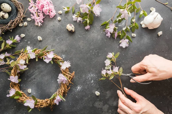 Ghirlanda di primavera con fiori. Posa piatta creativa. Vista dall'alto . — Foto Stock