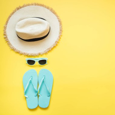 Hasır plaj sunhat, güneş gözlüğü, flip flop metin için yer ile punchy sarı.