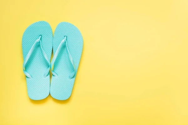 Flip flop praia azul no fundo amarelo punchy. Verão férias tropicais . — Fotografia de Stock