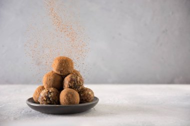 Ev yapımı enerji topları ile kakao, Hindistan cevizi. Vegan ve çocuklar için sağlıklı yemek, tatlılar yerine.