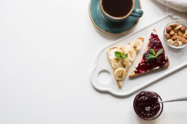 Meyve reçeli, muz ile sağlıklı ve şeker içermeyen çocuk kahvaltısı için sandviçler.