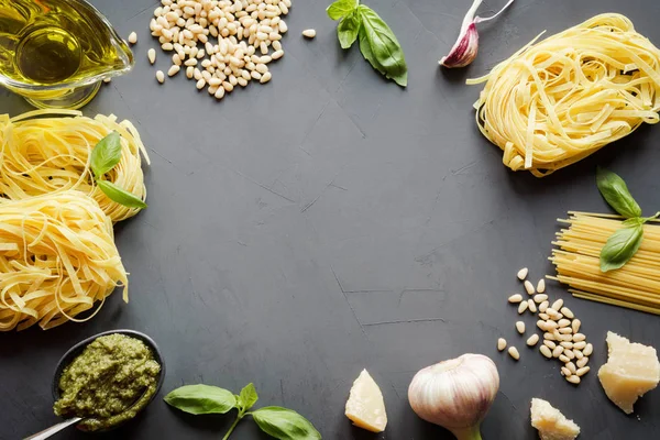 Nyers tészta durumbúza, pesto, bazsalikom határa, parmezán főzéshez — Stock Fotó