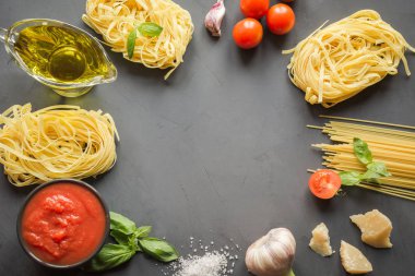 Ham makarna, spagetti, domates, fesleğen, Akdeniz yemekleri pişirmek için parmesan. Metin alanı.