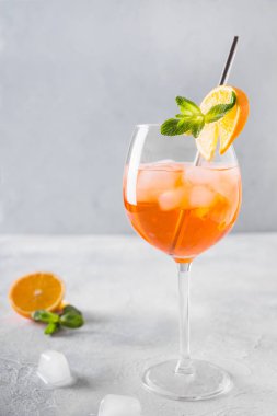 Hafif klasik Italyan Aperol Spritz kokteyl.