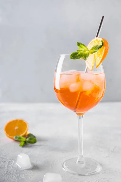 Classic Italian aperol spritz cocktail à la lumière . — Photo